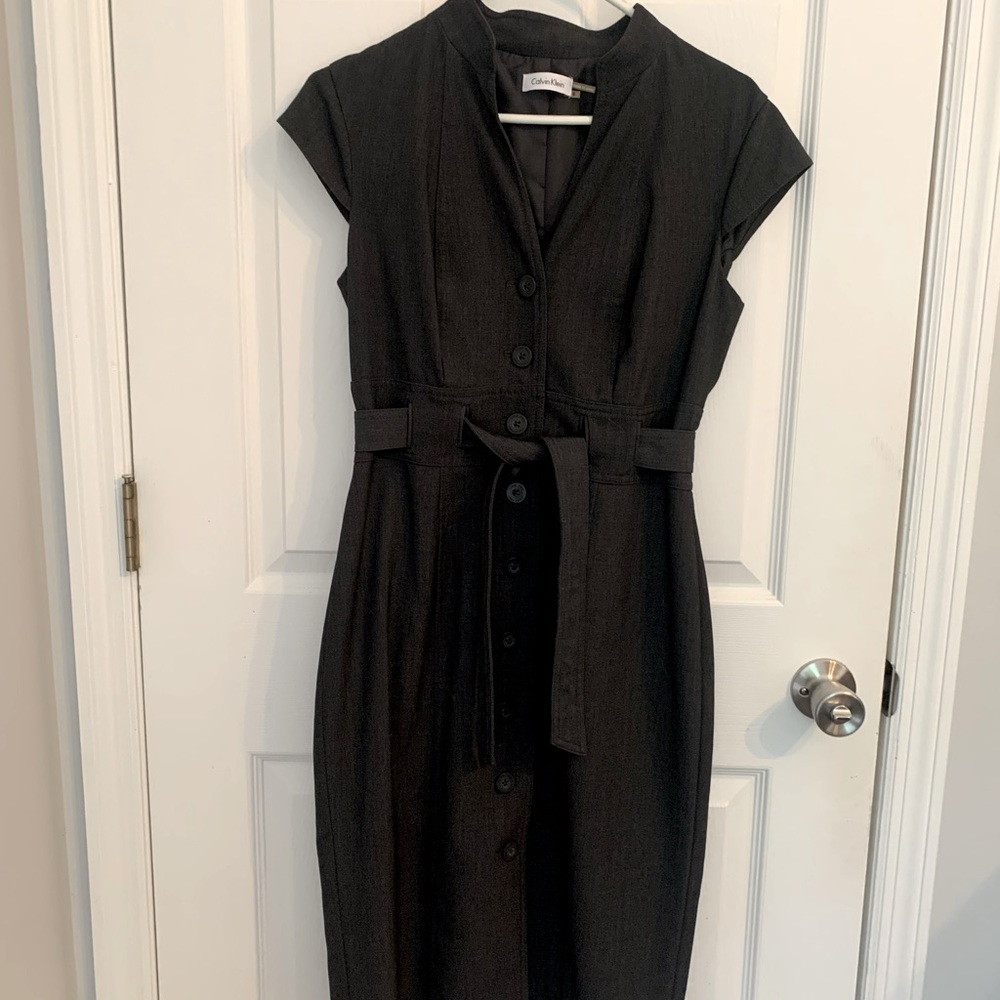 Calvin Klein size 6 short sleeve gray dress with belt tie